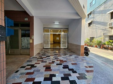 鄰大全聯鳳山車站正街上三角窗美透天｜高雄市鳳山區文聖街