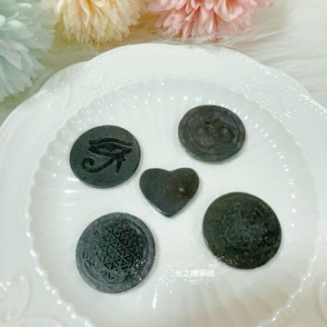 【光之捕夢網】天然俄羅斯Shungite次石墨手機貼片雕刻能量石平板貼 次石墨 手機貼片幾何圖形生命之花