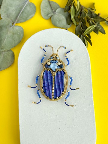 刺繡聖甲蟲胸針，綴滿珠飾，手工甲蟲飾品