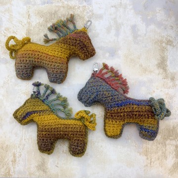 獨處的自由 鉤織小馬—吊飾/馬年/玩偶—右邊款