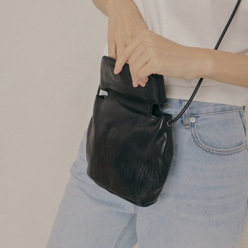 童真袋口-折蓋側背包-黑色