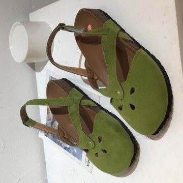 外貿大碼復古簡約鏤空包頭涼鞋女一字式扣帶平底絨面后空單鞋wish