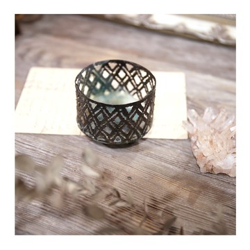 老件.早期銅製圓柱形簍空網格交織紋金屬小燭台.圓球形三足擺件