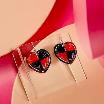熱情的紅色和迷人的墨黑心形耳環 刺繡 手工 手作
