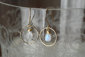 金戒指彩虹月長石