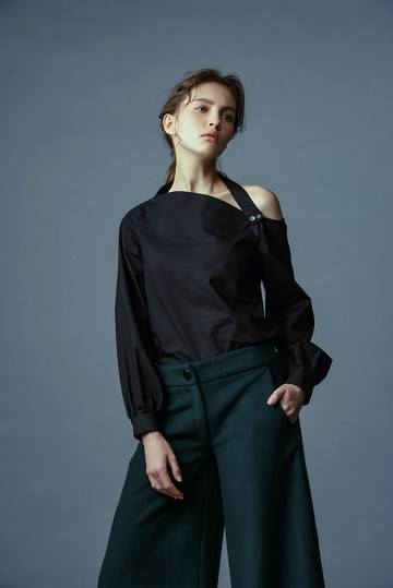 Off-season sale 黑色斜肩上衣