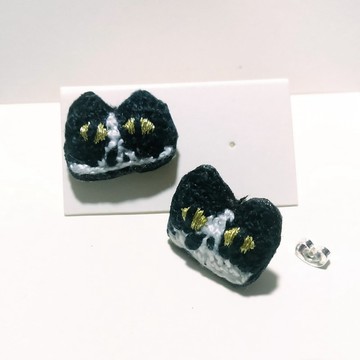 一雙古惑的貓勾編刺繡耳釘耳環