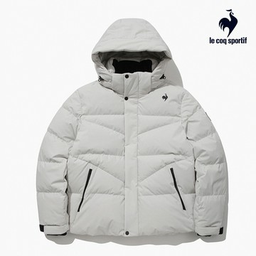【LE COQ SPORTIF 法國公雞】男女款淺卡其色休閒潮流羽絨外套LKU63296