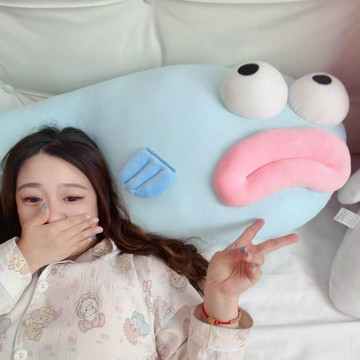 ✨動感 優選✨同款醜魚 冰絲抱枕 軟萌 搞怪公仔女生牀上睡覺長條玩偶夏季涼感