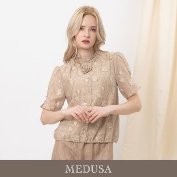 現貨【MEDUSA 曼度莎】卡其立體玫瑰壓紋上衣（M-2L）｜女短袖上衣 小禮服上衣