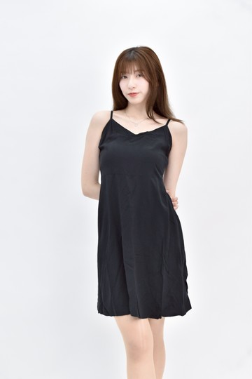 (S) uniqlo 黑色細肩帶洋裝