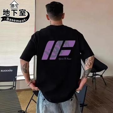地下室B1-美式百搭不規則紫色膠印LOGO寬鬆短袖T恤 落肩 五分袖 情侶裝 大尺碼5XL【NL626047】