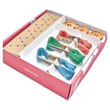 eguchitoys 縫工盒 內含童用尺寸針 鈕扣 3種顏色的線 16種印刷紙 軟墊材料 3種布料  DIY套件  1盒