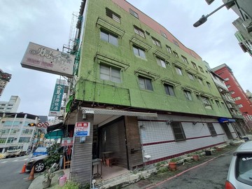 高雄車站| 角窗邊間39大地坪收租套房透店｜高雄市新興區同愛街
