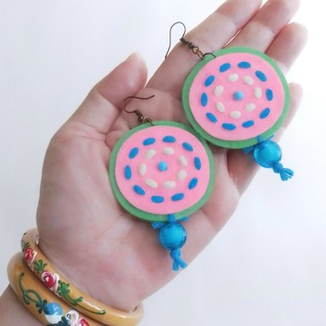 手工 free-form 耳環，在硬質毛氈上繡有毛線和珠飾，尺寸為 1.75x3.5 英吋。