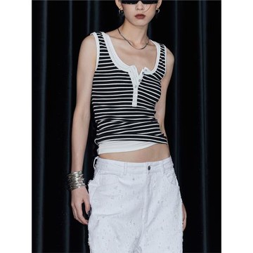 ourhour 亨利領 條紋大U領排扣短背心 女夏設計感純色內搭打底
