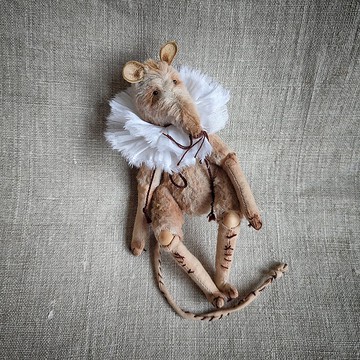 令人毛骨悚然的老鼠。米色老鼠娃娃。哥特式老鼠雕像。老鼠手工製作。