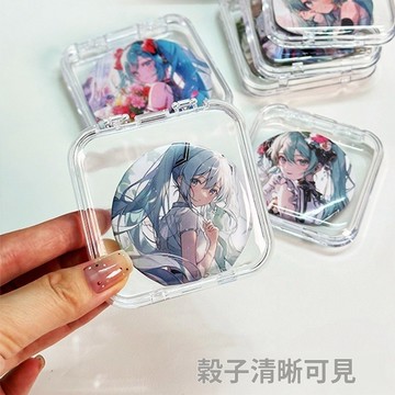 台灣現貨 ✨徽章保護殼套 小方盒翻蓋防塵 谷子桌面展示盒 吧唧收納盒 透明密封 水晶盒 吃穀人 徽章收納盒 壓克力收納盒
