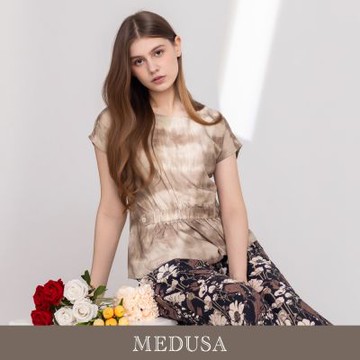 現貨【MEDUSA 曼度莎】MIT 卡其紮染休閒涼感收腰上衣（M-XL）｜涼感上衣 休閒穿搭