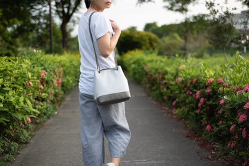 好質感拼色水桶包 手提側背兩用 淺灰x深灰