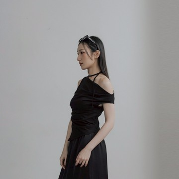 QUEENSHOP_S 女裝 涼感附綁帶斜肩下擺不規則上衣-黑 現+預 【01099532】