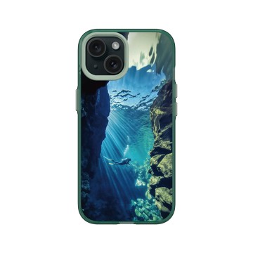 iPhone 15 Clear 憂墨綠 - Ocean Collection: Let's Sea 海洋系列：一路向海 - 潛行者（史費拉大裂縫）