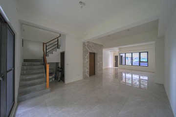 大降價『三塊厝車站・大面寬大地坪・全新雙車墅』｜高雄市三民區通化街