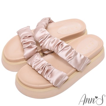 Ann’S二代彈力厚底Plus+奢華緞面抓皺一字涼拖鞋5cm-杏