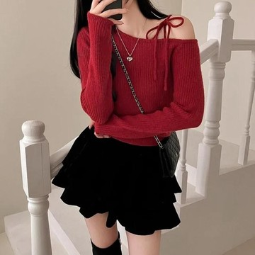 黑杏♥️現貨秒出售完不再【JinG】法式溫柔*斜肩綁帶針織上衣♥️長袖毛衣 聖誕風 新年感 露肩 不規則 韓系穿搭