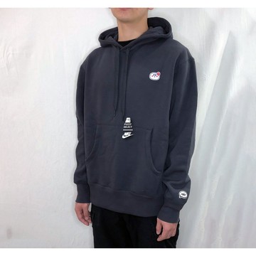 【逢甲 FUZZY】Nike Nsw Airmoji 刺繡 刷毛 連帽 帽T 深灰 男款 CZ2334-070