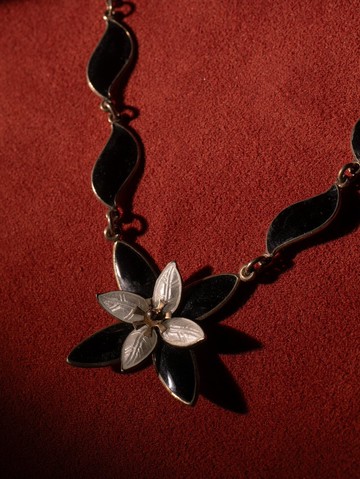 20世紀中晚期 挪威 浮雕琺瑯黑白花型項鍊