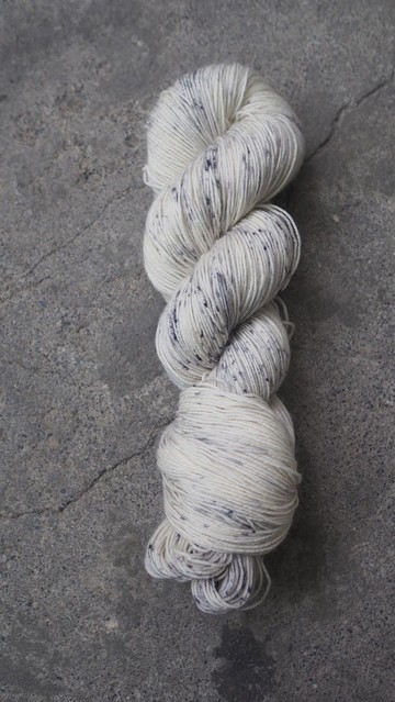 手染襪線-初雪 (4ply襪線/ 藍面羊)