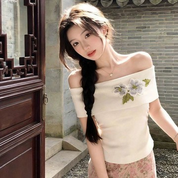 臺灣出貨 免運新中式刺繡花朵短袖T恤一字肩女夏季露肩時尚修身設計感外穿上衣0911
