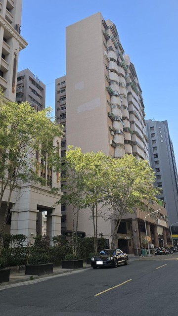 高鐵新光三越-麗晶世界二房平移車位｜高雄市左營區文天路