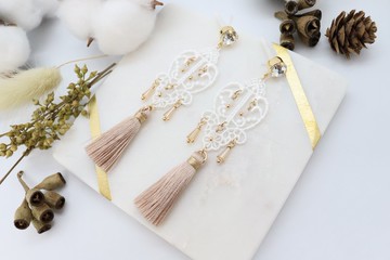 白色蕾絲和金色絲綢流蘇立方氧化鋯 925銀耳環