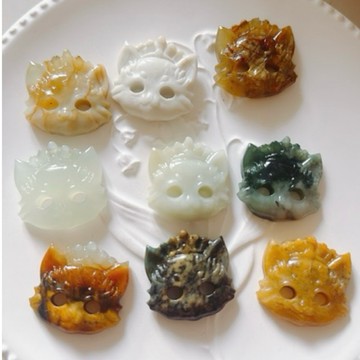 拾悦手作材料/隨機出不挑選/約28x29mm天然岫玉帶著皇冠的貓咪面具/左右有孔/串珠DIY半成品/配件配飾/台灣現貨出