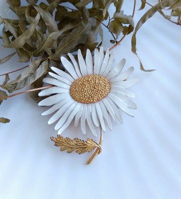 Vintage Jewelry MARVELLA 白琺瑯 雛菊花卉 大別針 胸針
