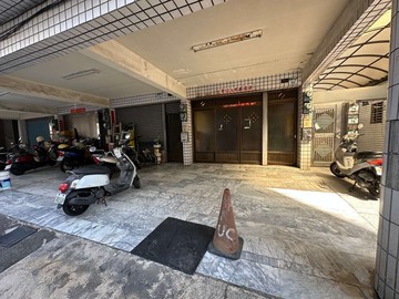 前鎮草衙站8米街上正4樓透天｜高雄市前鎮區明正一街