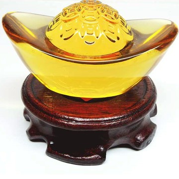 【吉祥開運坊】聚寶盆系列【黃金萬兩 琉璃元寶 7.8cm 附實木座 可放收銀檯或財方 】擇日