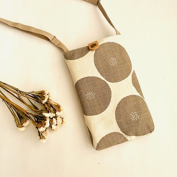 紅豆麵包。手機揹帶包。拉鍊內袋。可頸掛斜肩揹。皮革釦。設計布