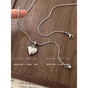 時代潮流！簡約銀色愛心吊墜毛衣鏈女秋冬長款項鏈配飾輕奢高級感