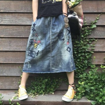 現貨 文青童趣刺繡抓破鬆緊腰牛仔裙長裙中大尺碼 【94-18-8180327-18】ibella 艾貝拉