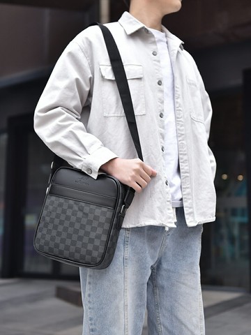 男士真皮斜背包側背包  新款男士軟皮包包單肩包斜背包休閑時尚潮男式爸爸小背包商務男包