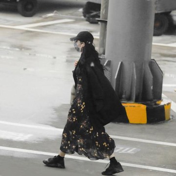 迪麗熱巴同款黑色碎花吊帶連衣裙中長款打底法式雪紡收腰長裙子潮