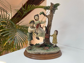 卡波迪蒙特 – 鞦韆上的兒童大型雕塑