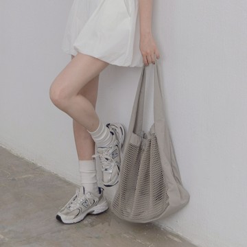 QUEENSHOP_ S 女裝 網洞抓皺造型附小包肩背包 兩色售 現+預 【06070402】