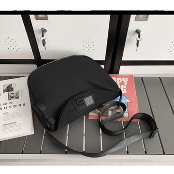 WB0857BK單肩側背包黑色