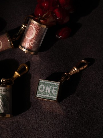 1975年 英國 1英鎊綠色迷你錢箱搭可旋轉包金扣