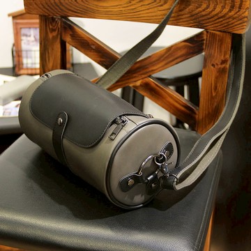 包 斜挎包 男士個性單肩包新圓筒包時尚休閑斜挎包潮牌街頭小包2024新款