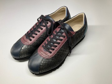 展現大人玩心的高品質真皮【推薦獨一無二系列】現貨供應 尺寸僅剩 24.5cm〜25cm EMA 運動鞋優惠中！